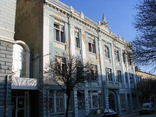 Една от най-красивите, но запустели и опасни сгради във Варна